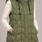 Alessia Santi – Piumino smanicato lungo verde con cappuccio – dettaglio su modella, immagine elaborata con IA