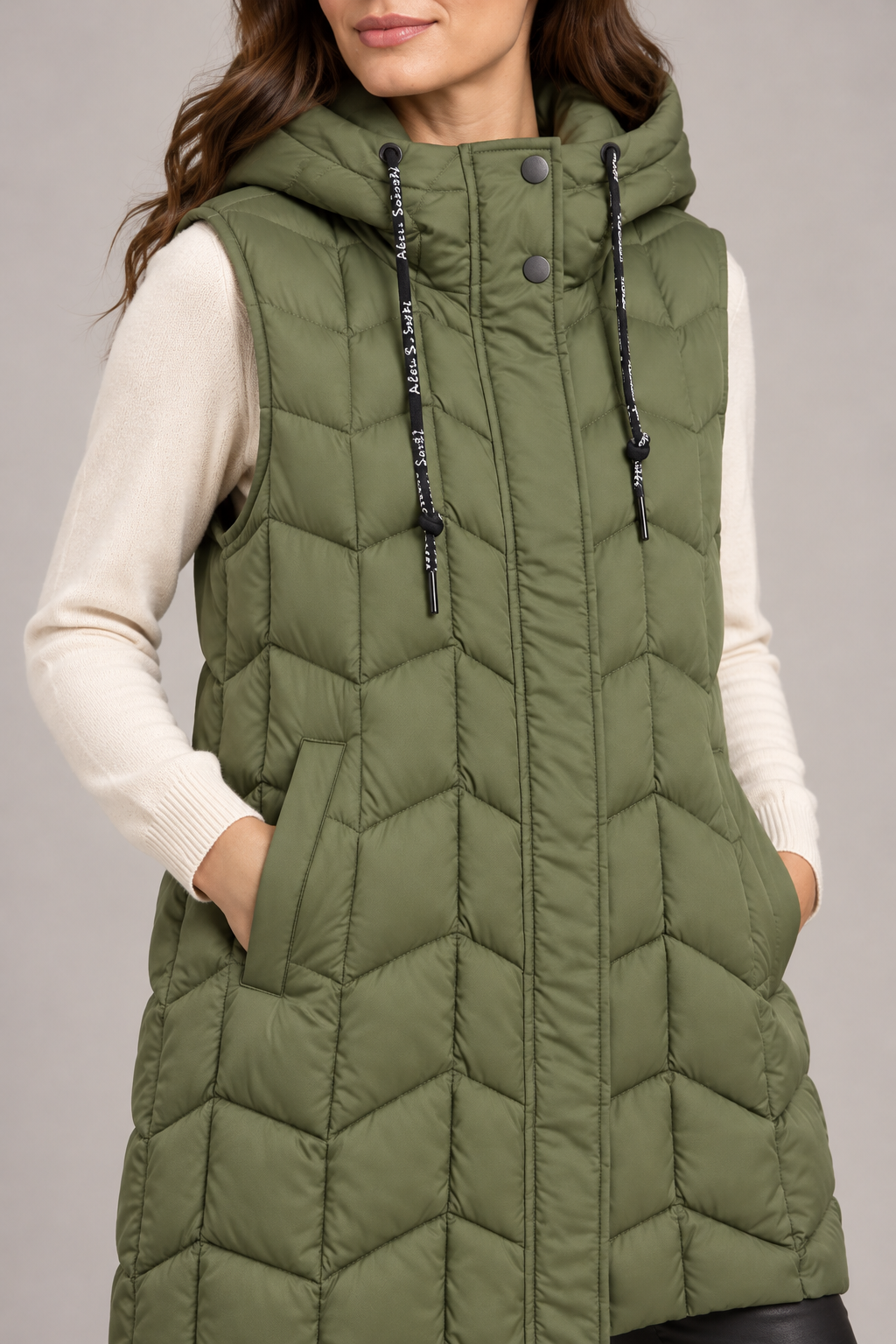Alessia Santi – Piumino smanicato lungo verde con cappuccio – dettaglio su modella, immagine elaborata con IA