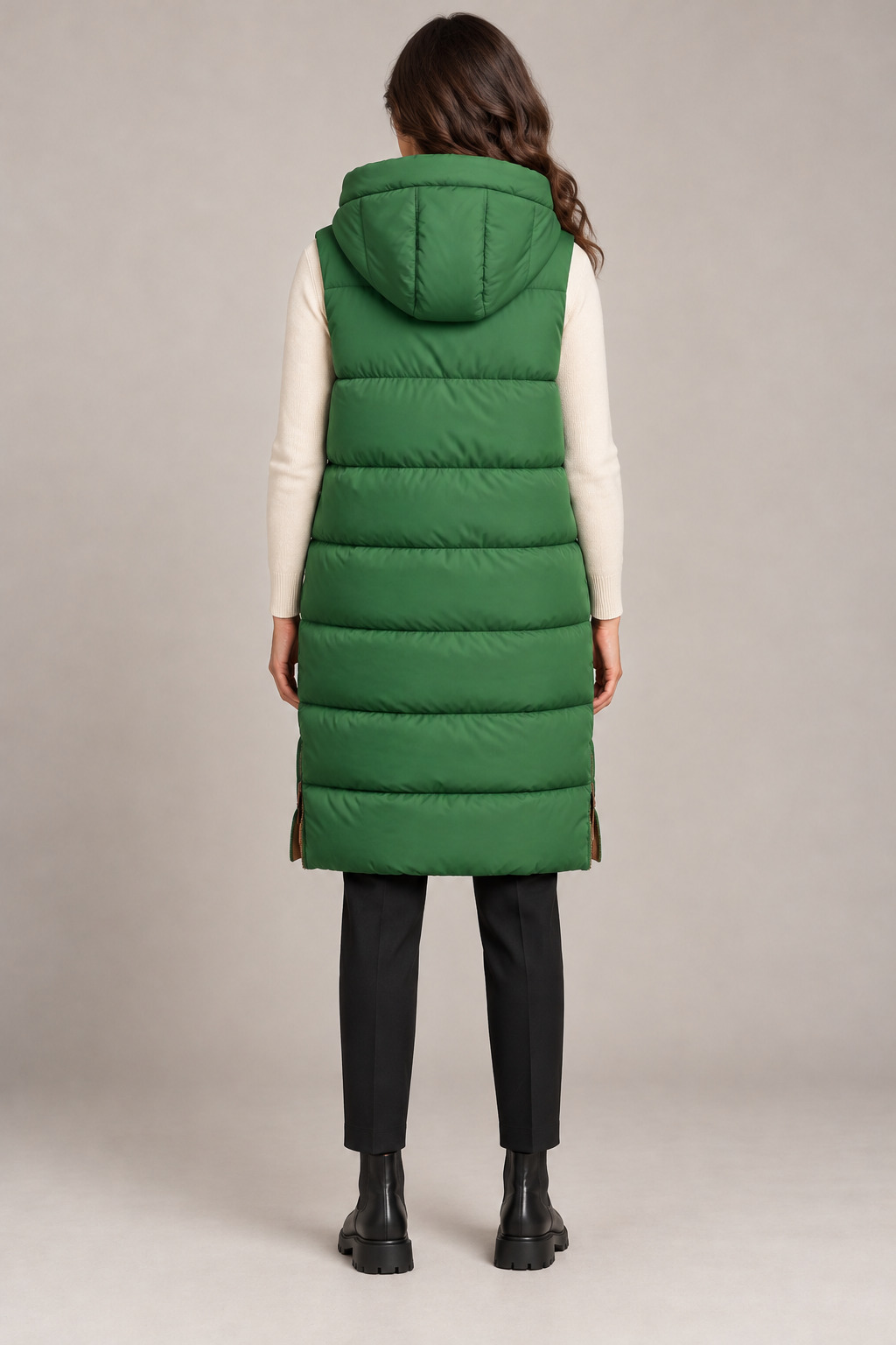 Malìparmi – Piumino smanicato lungo reversibile verde – retro su modella, immagine elaborata con IA