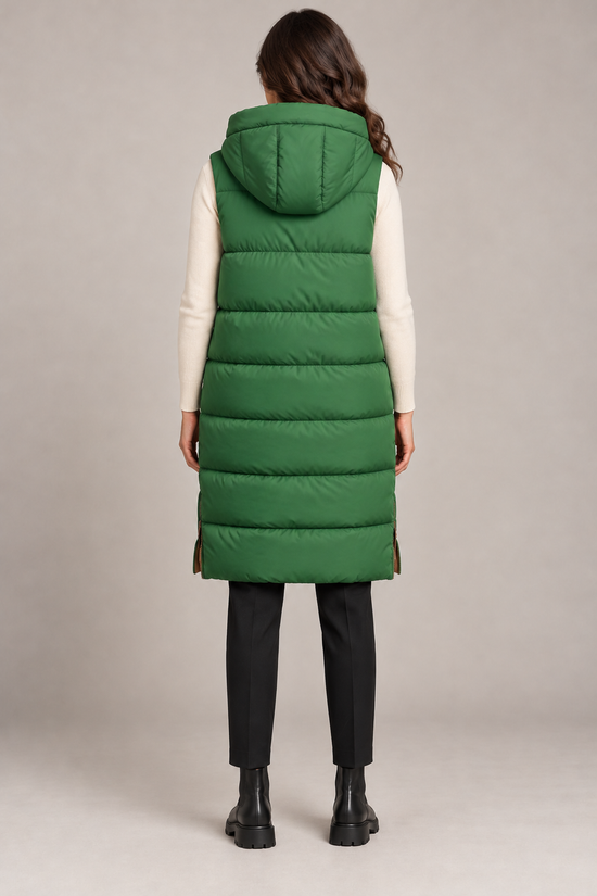 Malìparmi – Piumino smanicato lungo reversibile verde – retro su modella, immagine elaborata con IA