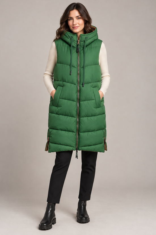 Malìparmi – Piumino smanicato lungo reversibile verde – fronte su modella, immagine elaborata con IA