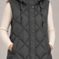 Alessia Santi – Piumino smanicato lungo grigio con cappuccio – dettaglio su modella, immagine elaborata con IA