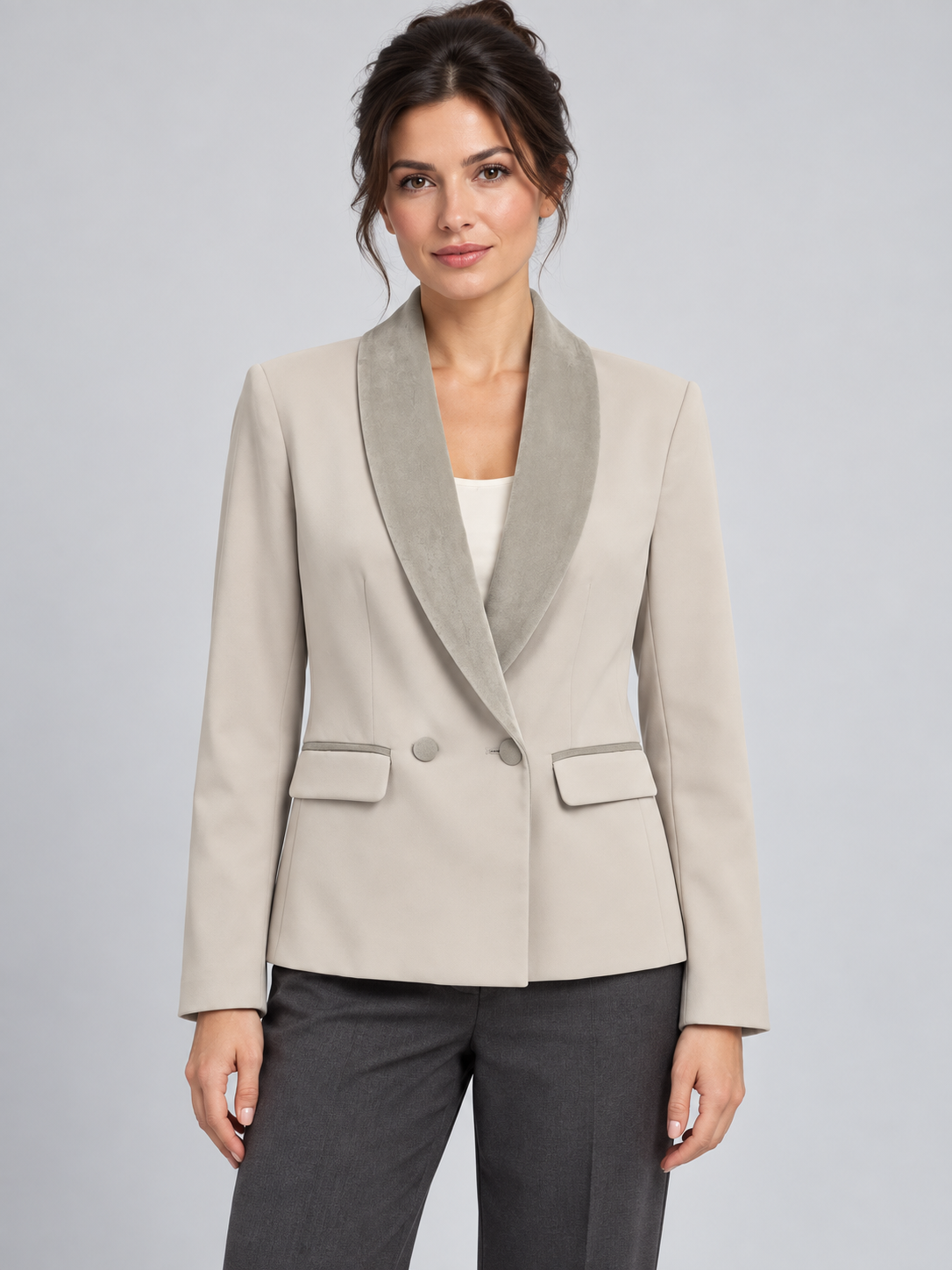 Giacca Please beige con collo a scialle – fronte su modella