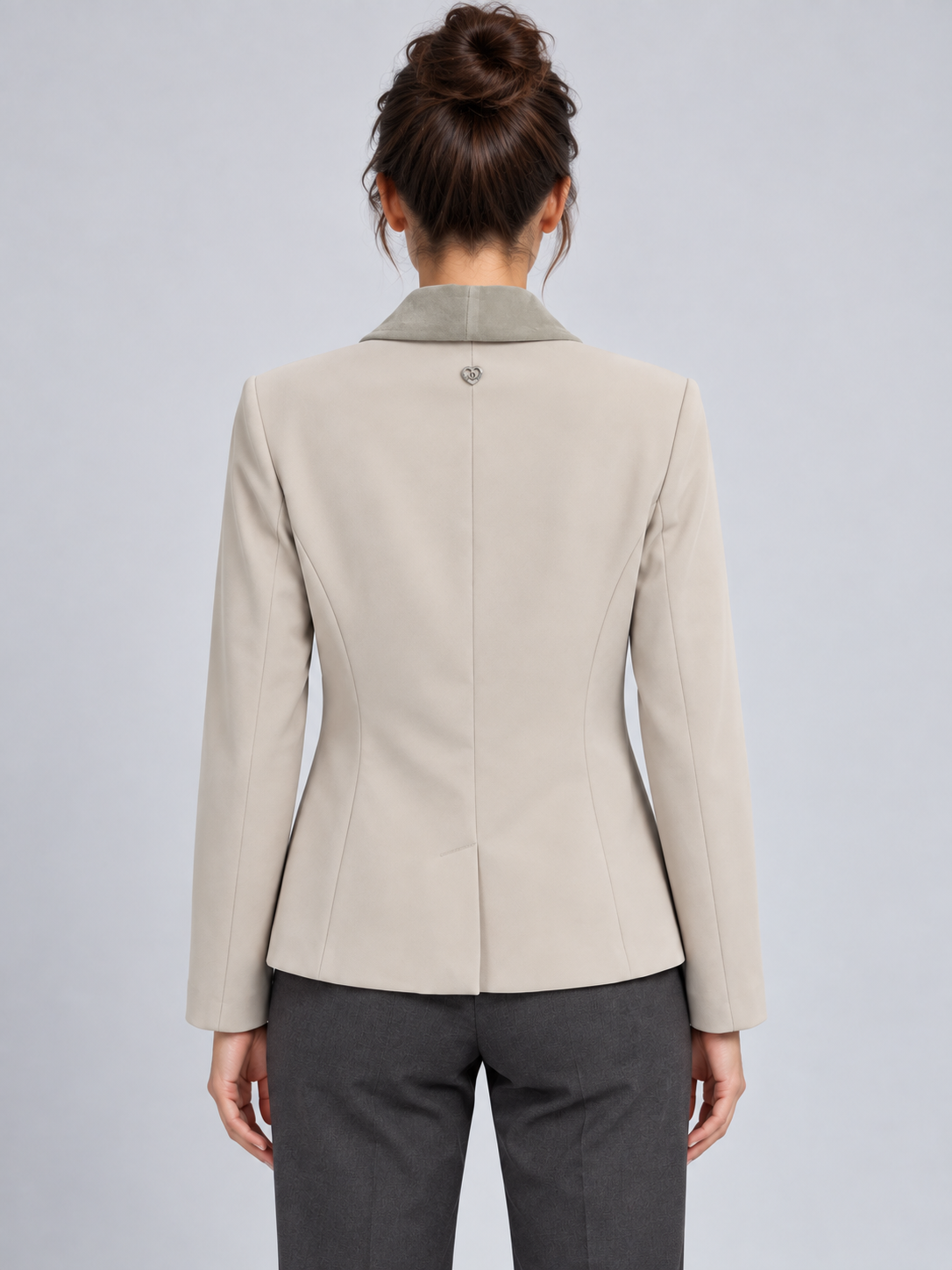 Giacca Please beige con collo a scialle – retro su modella