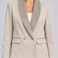 Giacca Please beige con collo a scialle – dettaglio su modella