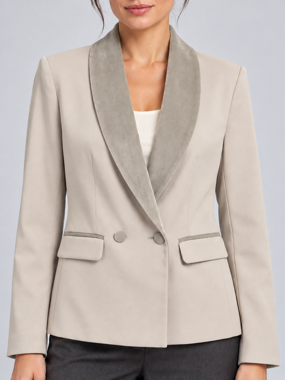 Giacca Please beige con collo a scialle – dettaglio su modella