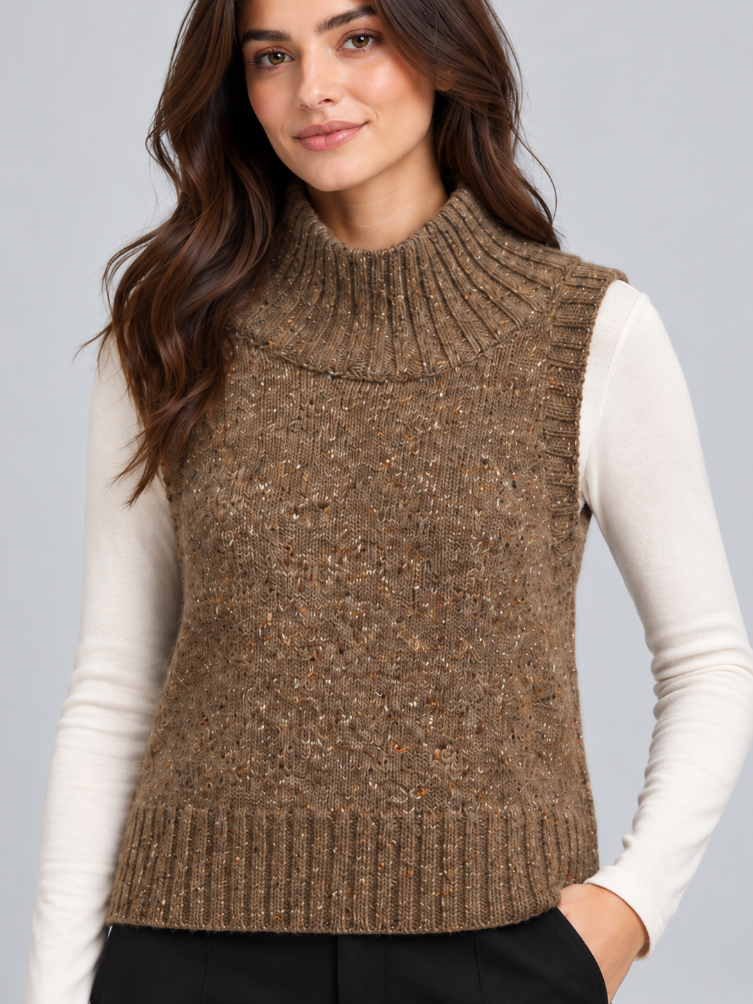 Gilet donna Dixie marrone mélange, dettaglio su modella, elaborata con IA