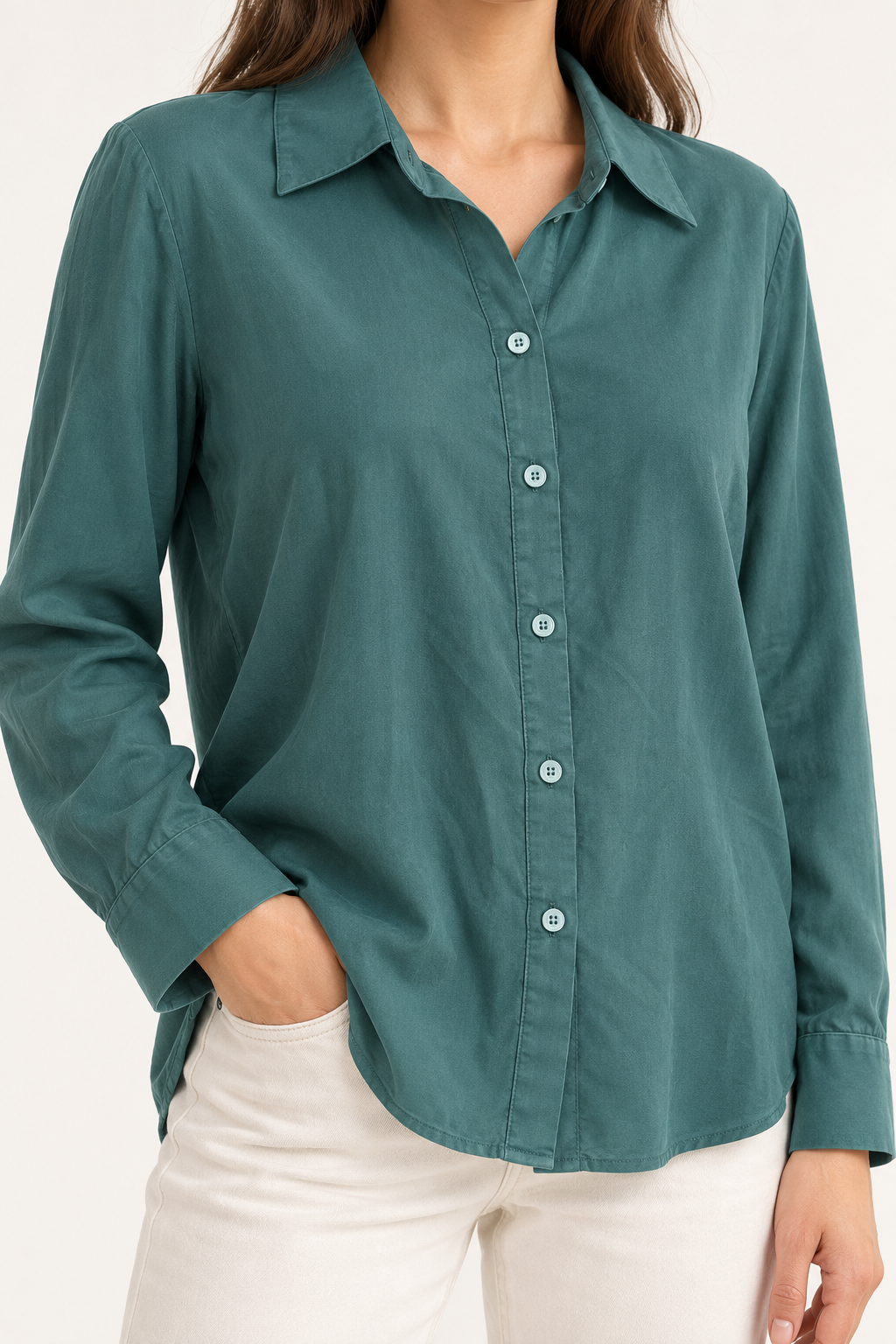 Dixie – Camicia verde petrolio in lyocell – dettaglio su modella