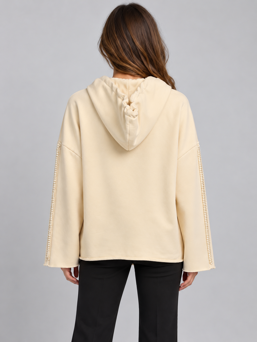 Felpa donna HAVEONE panna con cappuccio e perle, retro su modella, elaborata con IA