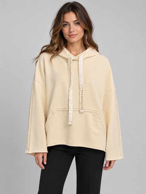 Felpa donna HAVEONE panna con cappuccio e perle fronte su modella, elaborata con IA