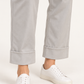Dixie – Pantalone chiaro con risvolto – dettaglio su modella