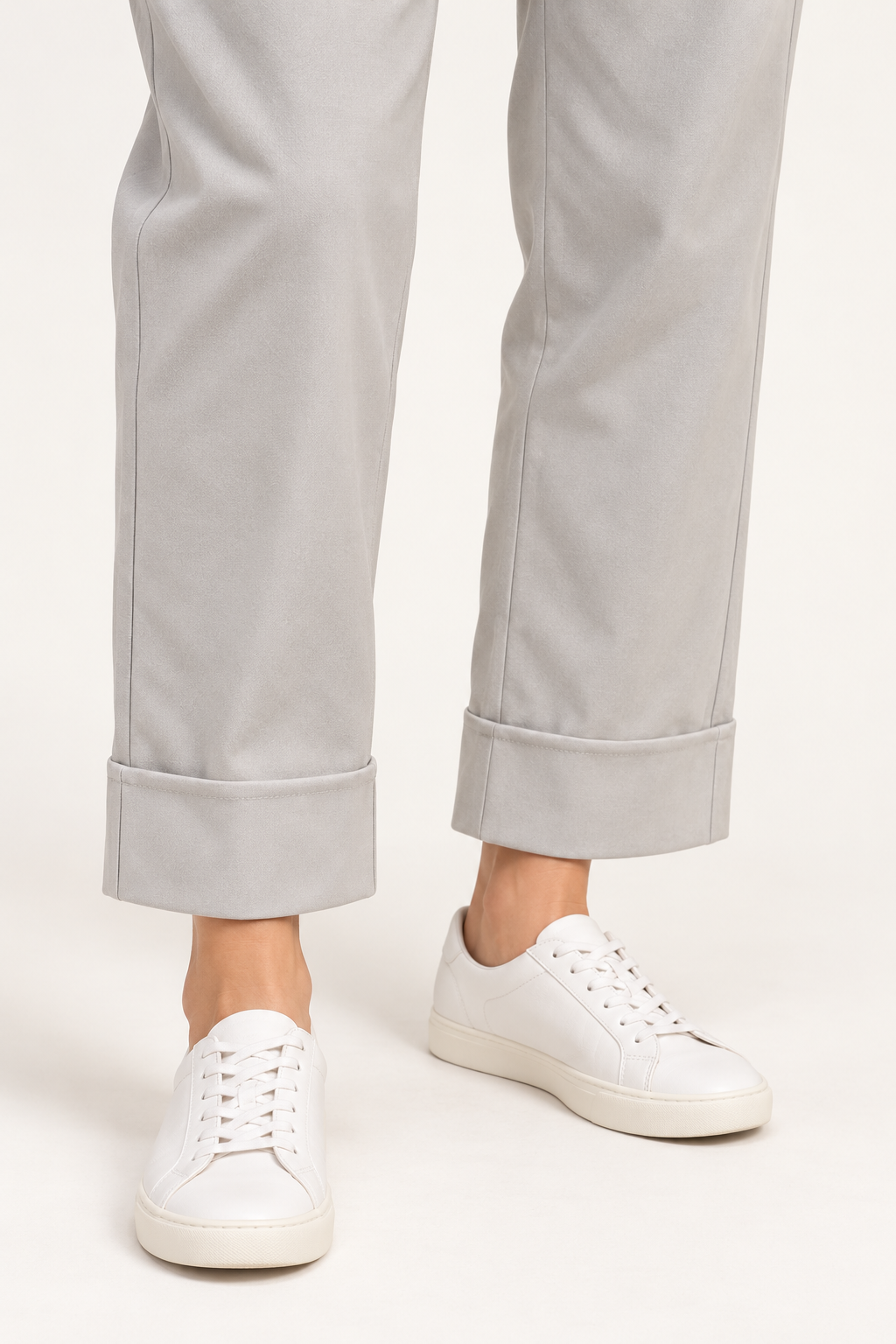 Dixie – Pantalone chiaro con risvolto – dettaglio su modella