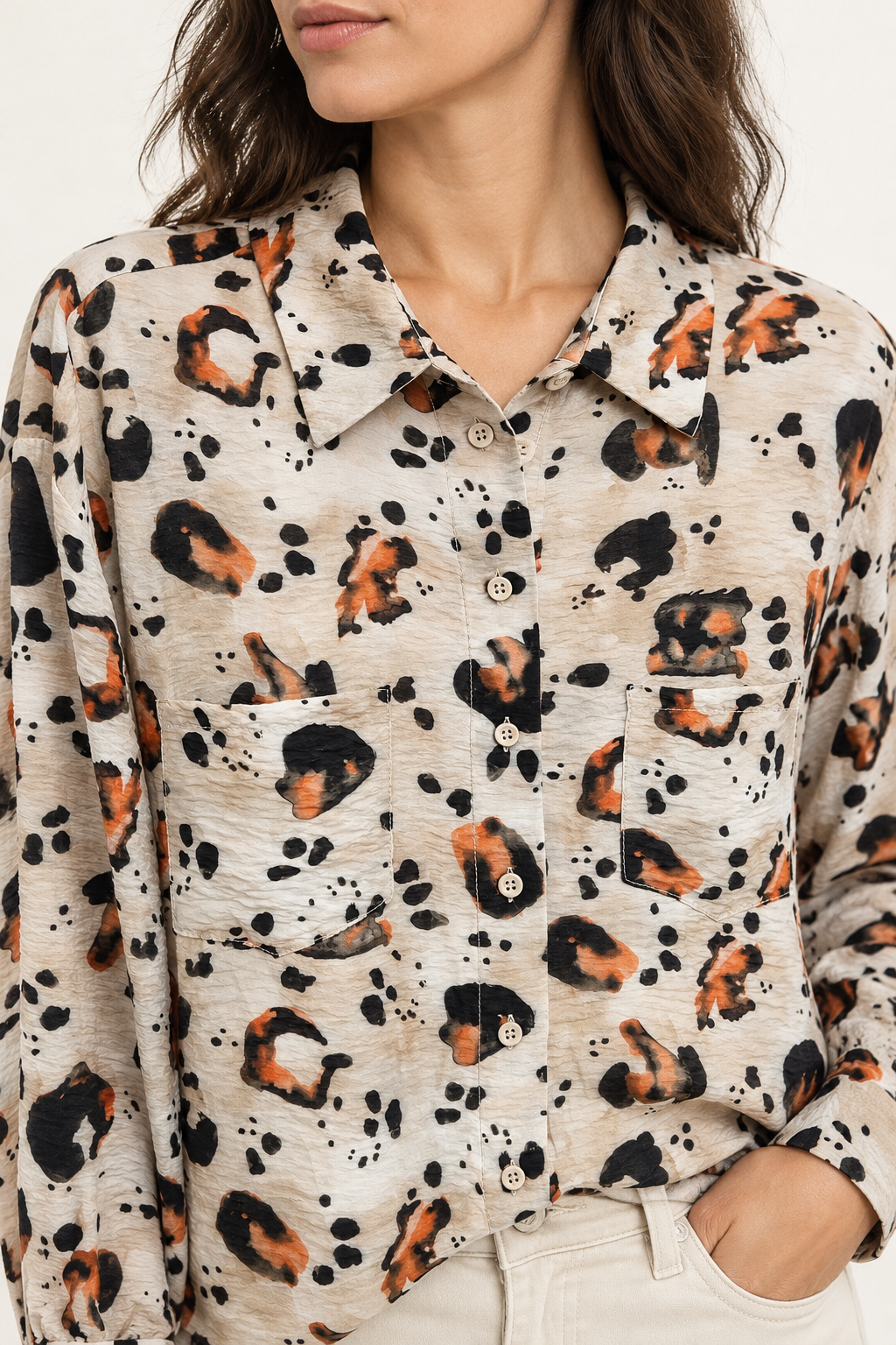 Please – Camicia animalier con taschini – dettaglio su modella