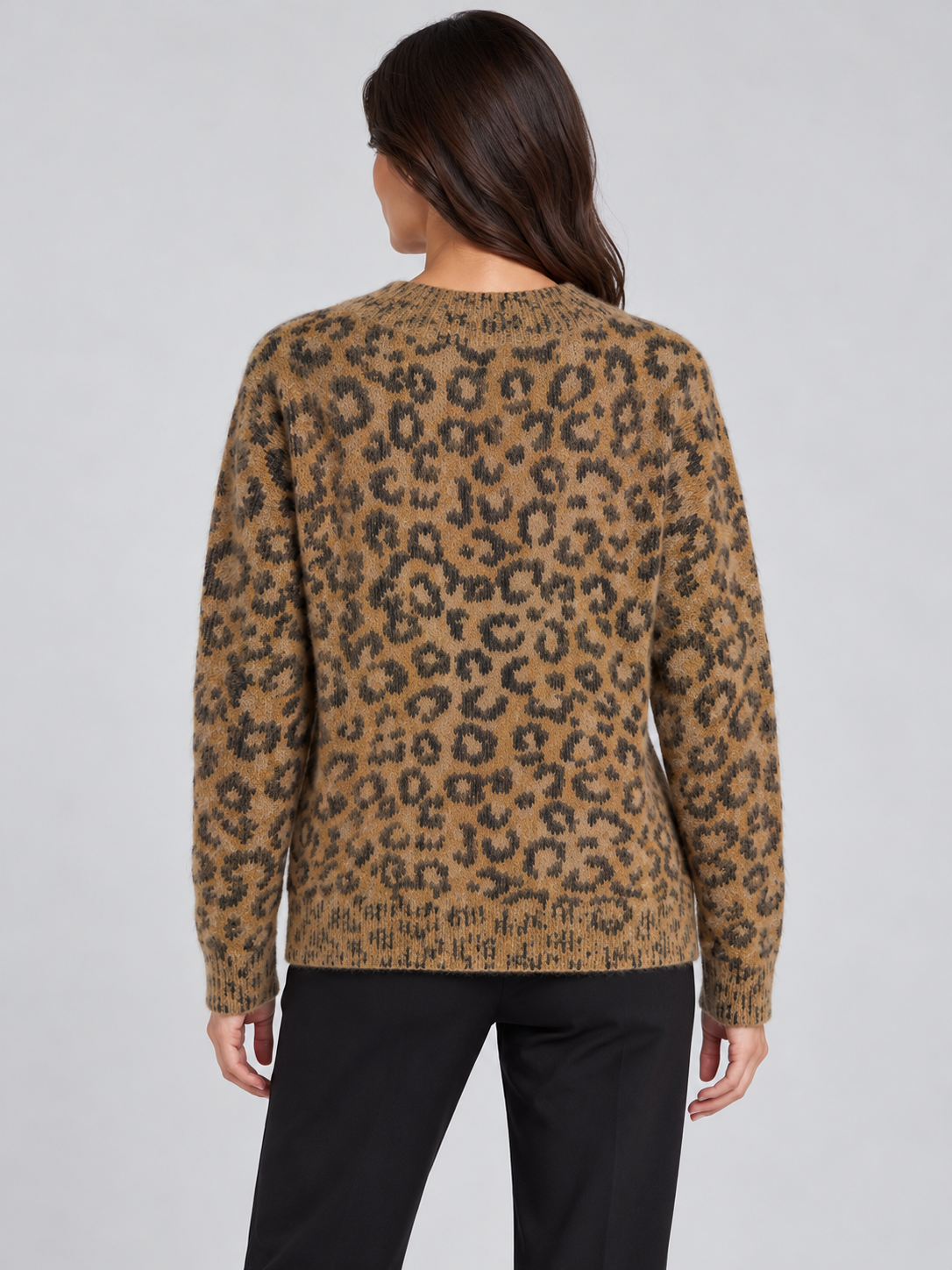 Maglione donna Dixie animalier, retro su modella, elaborata con IA