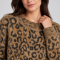 Maglione donna Dixie animalier, dettaglio su modella, elaborata con IA