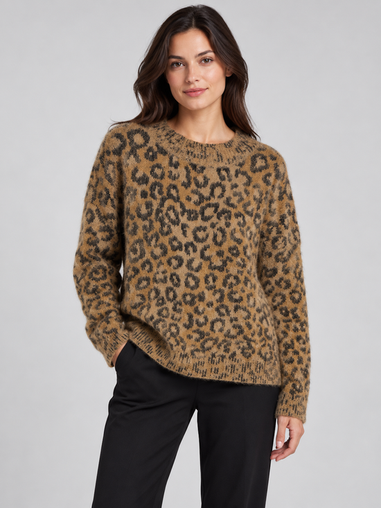 Maglione donna Dixie animalier fronte su modella, elaborata con IA