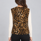Gilet donna Tensione In animalier con fiocchi, retro su modella, elaborata con IA
