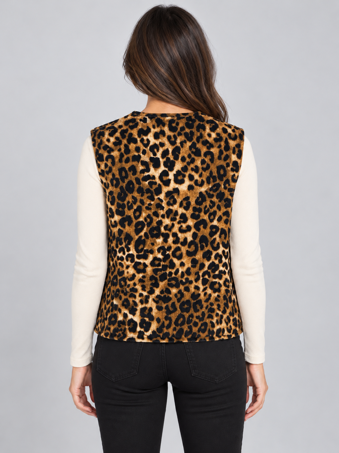 Gilet donna Tensione In animalier con fiocchi, retro su modella, elaborata con IA