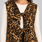 Gilet donna Tensione In animalier con fiocchi, dettaglio su modella, elaborata con IA