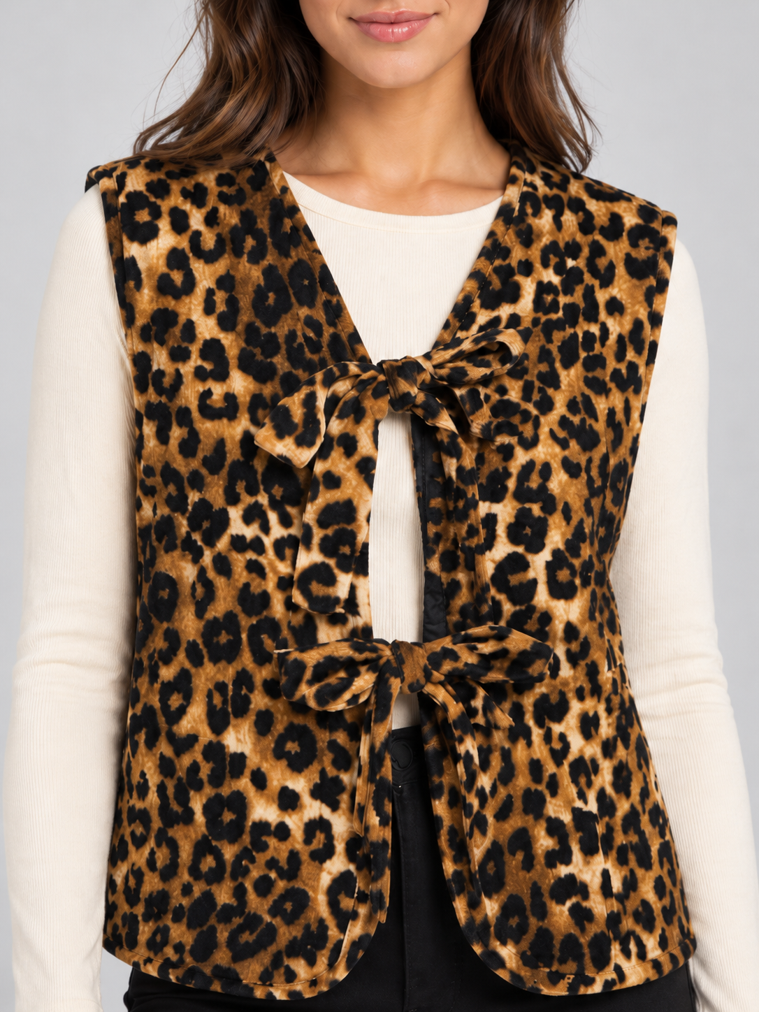 Gilet donna Tensione In animalier con fiocchi, dettaglio su modella, elaborata con IA
