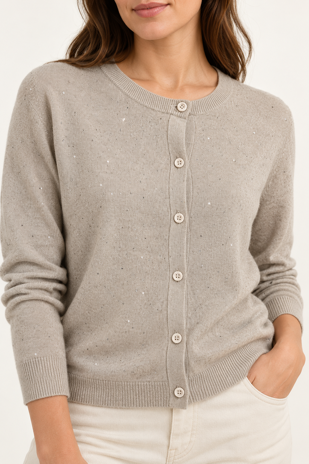 HAVEONE – Cardigan beige con dettagli luminosi – dettaglio su modella