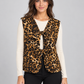 Gilet donna Tensione In animalier con fiocchi fronte su modella, elaborata con IA