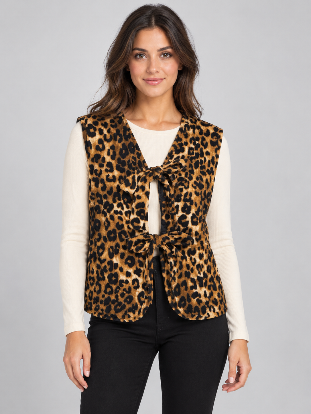 Gilet donna Tensione In animalier con fiocchi fronte su modella, elaborata con IA