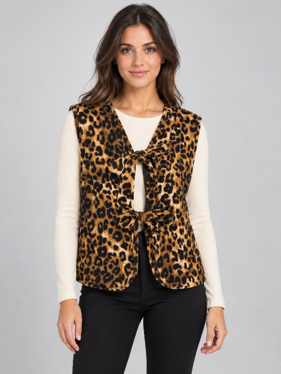 Gilet donna Tensione In animalier con fiocchi fronte su modella, elaborata con IA