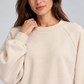 Felpa donna HAVEONE panna, dettaglio su modella, elaborata con IA