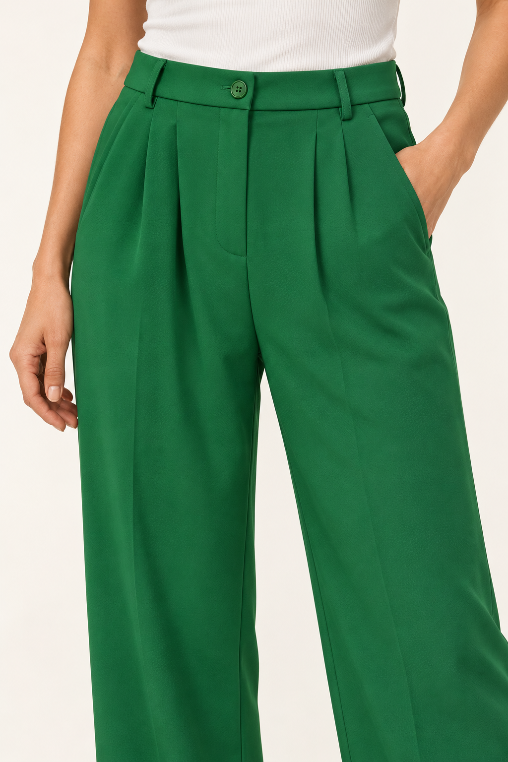 HAVEONE – Pantalone verde con pinces – dettaglio su modella