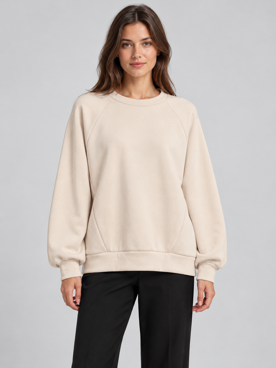 Felpa donna HAVEONE panna fronte su modella, elaborata con IA