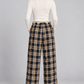 Pantalone donna Motel a quadri con pizzo, retro su modella, elaborata con IA