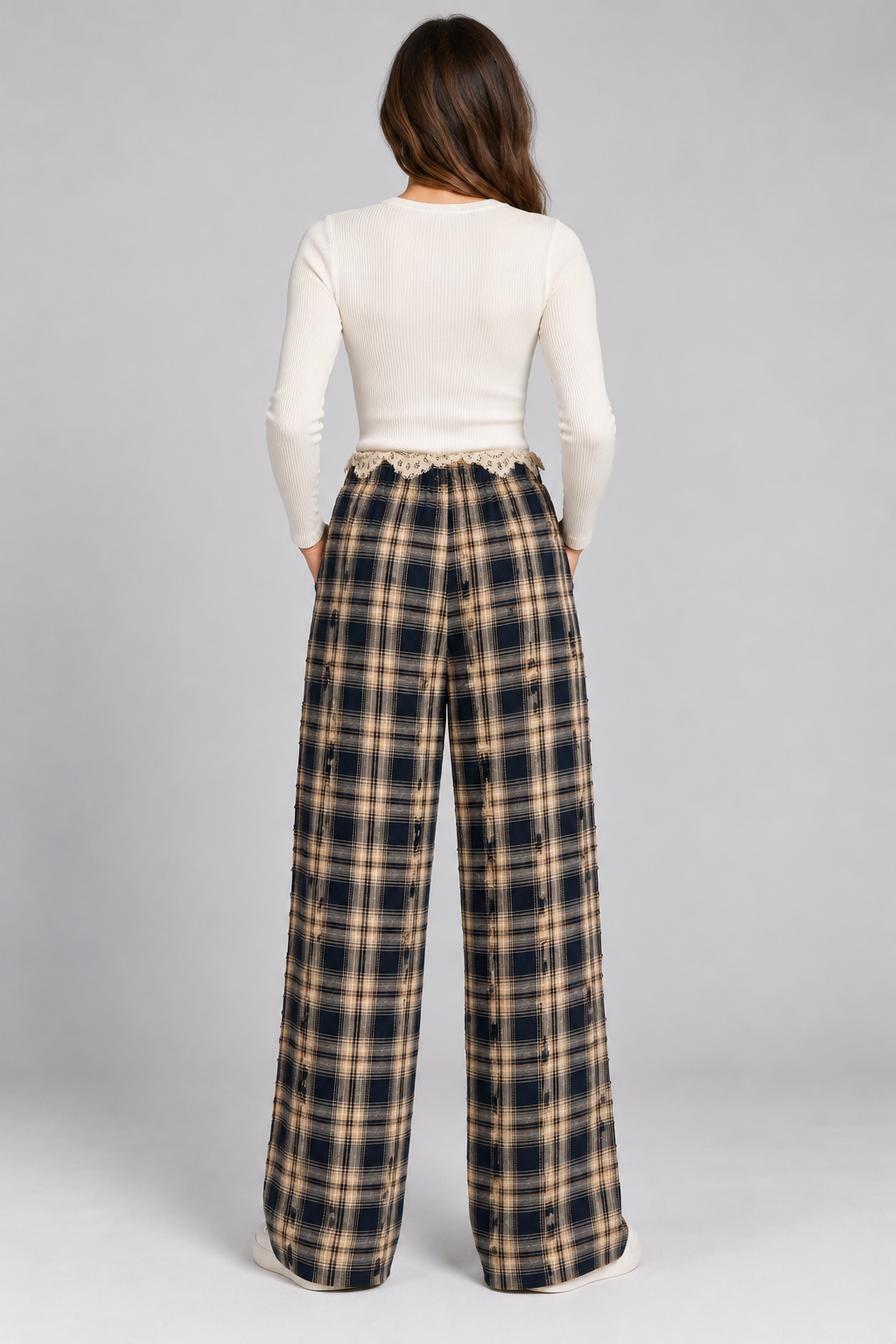 Pantalone donna Motel a quadri con pizzo, retro su modella, elaborata con IA