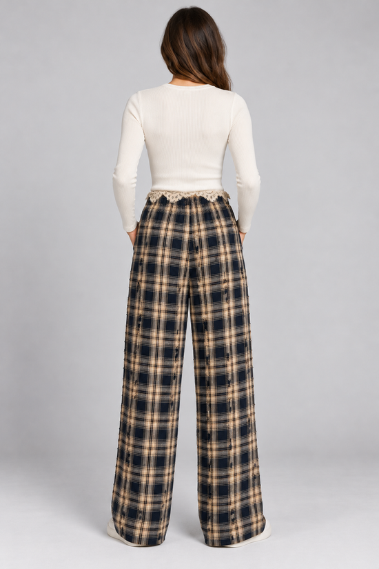 Pantalone donna Motel a quadri con pizzo, retro su modella, elaborata con IA