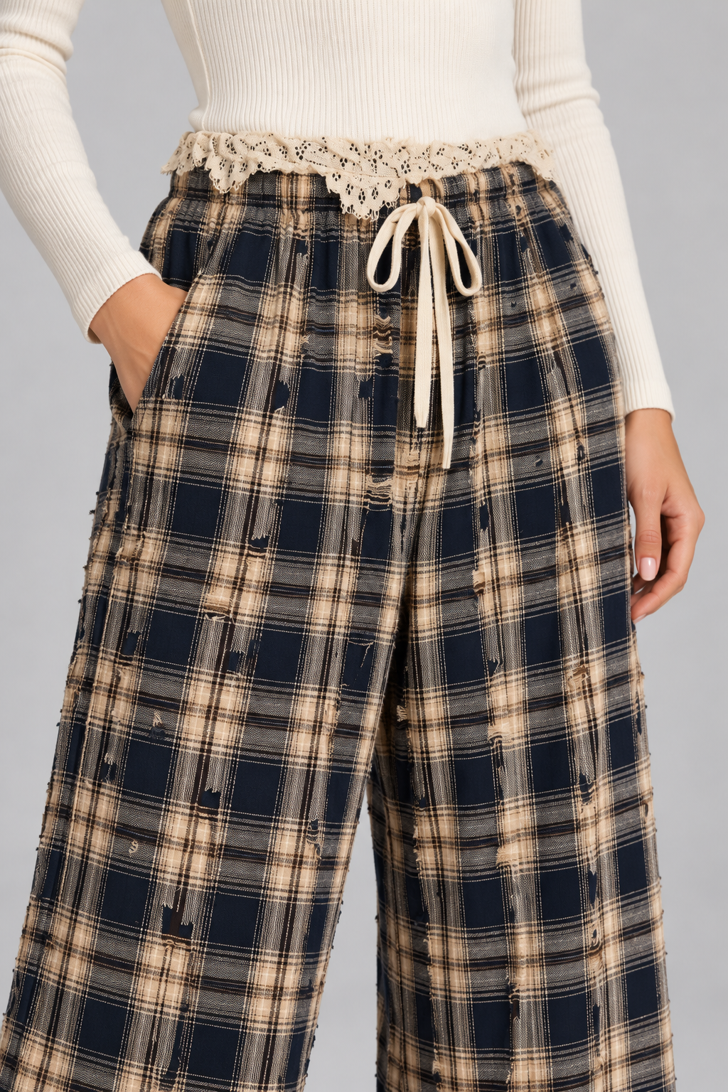 Pantalone donna Motel a quadri con pizzo, dettaglio su modella, elaborata con IA