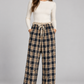 Pantalone donna Motel a quadri con pizzo fronte su modella, elaborata con IA