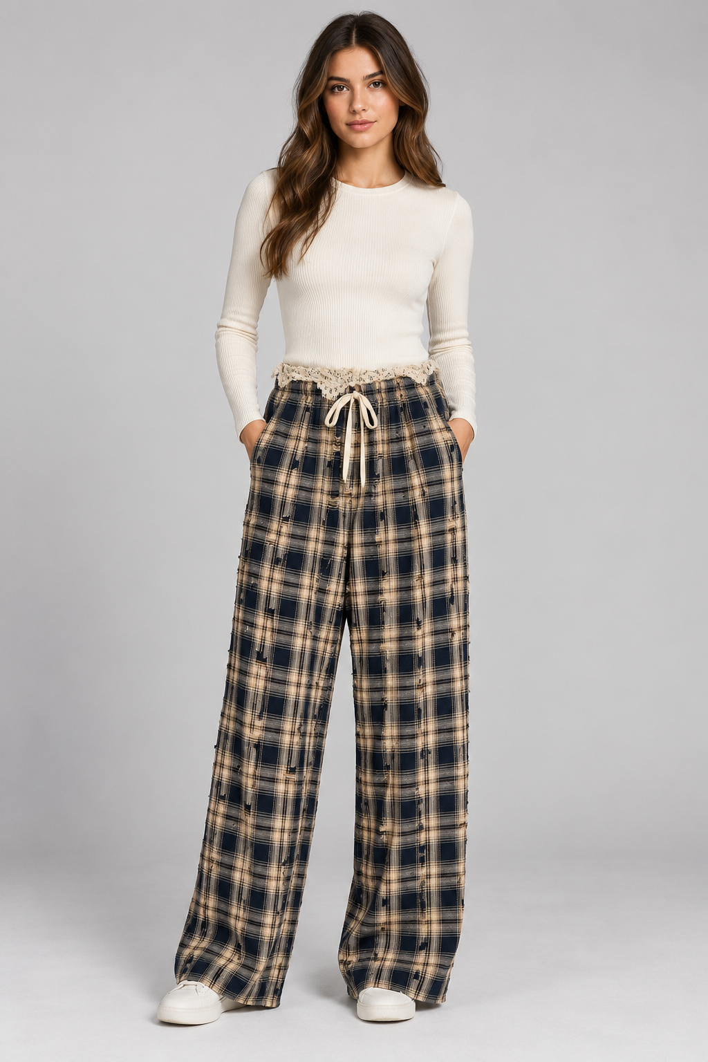 Pantalone donna Motel a quadri con pizzo fronte su modella, elaborata con IA