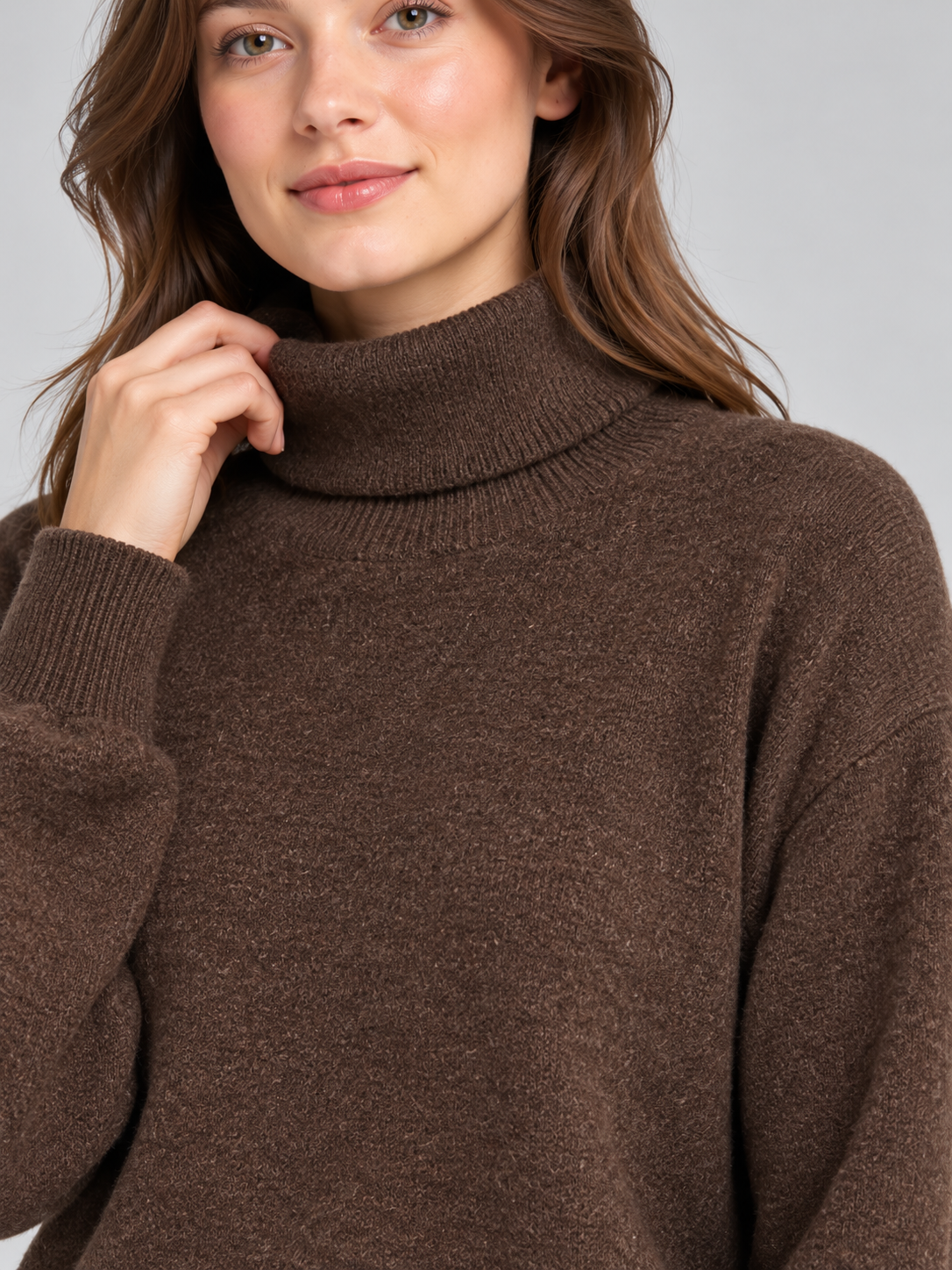 Maglione donna HAVEONE marrone a collo alto, dettaglio su modella, elaborata con IA