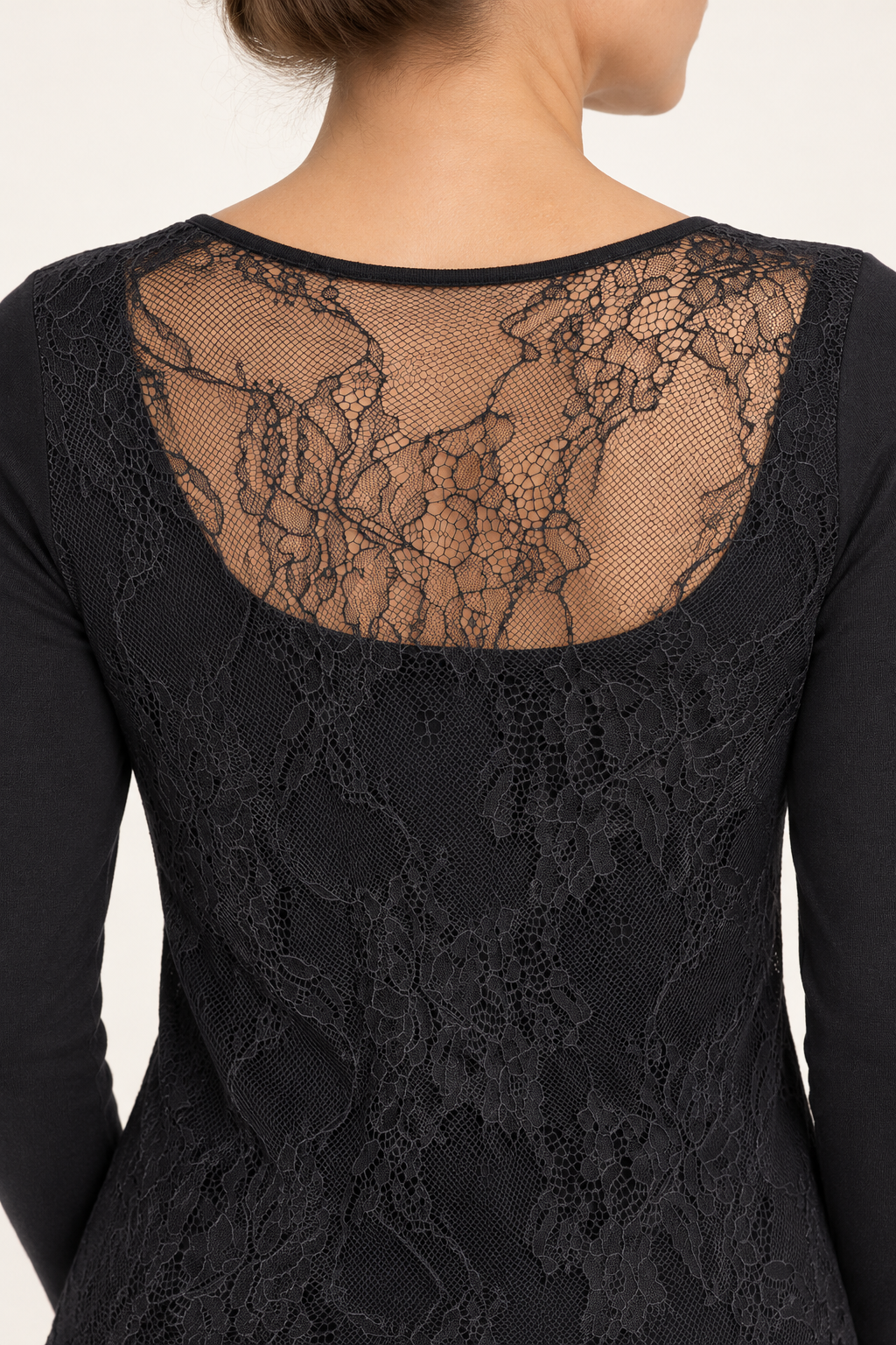 HAVEONE – Maglia nera con retro in pizzo – dettaglio su modella