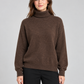 Maglione donna HAVEONE marrone a collo alto fronte su modella, elaborata con IA