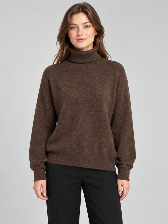 Maglione donna HAVEONE marrone a collo alto fronte su modella, elaborata con IA