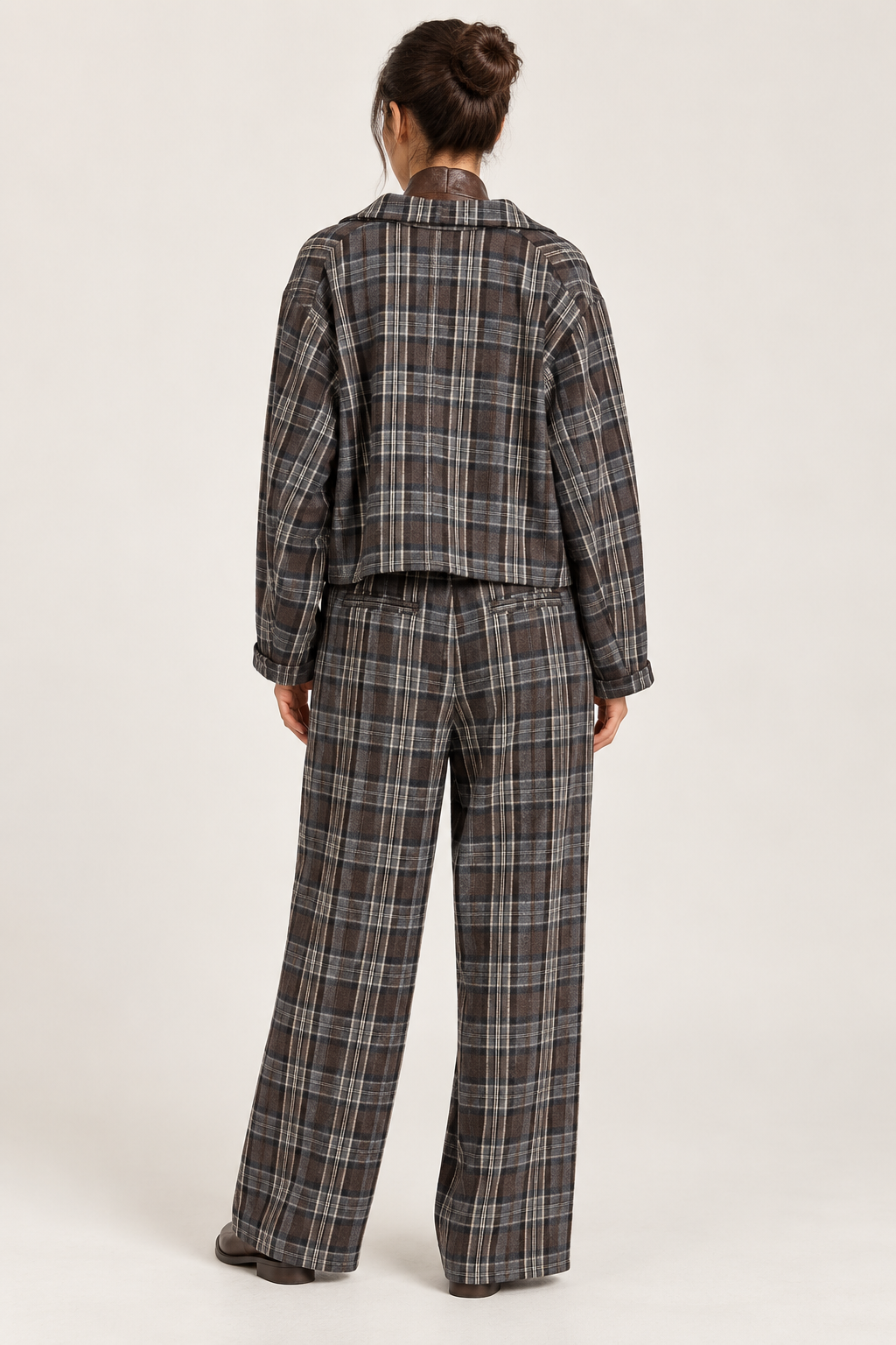 Tensione In – Tailleur a quadri con cravatta - retro