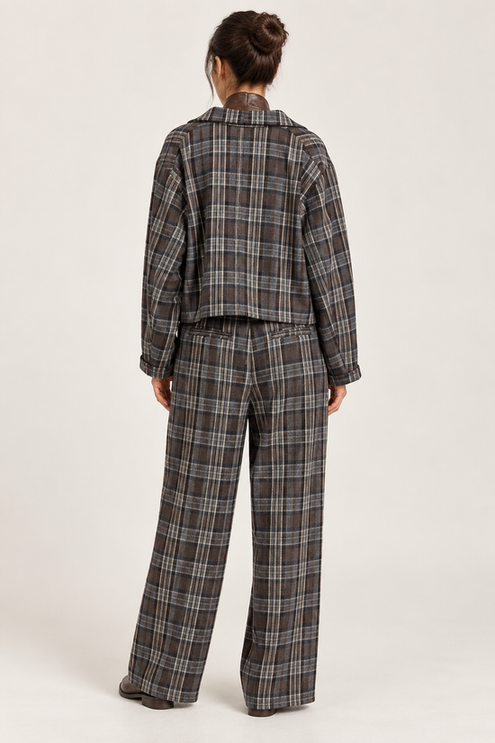 Tensione In – Tailleur a quadri con cravatta - retro