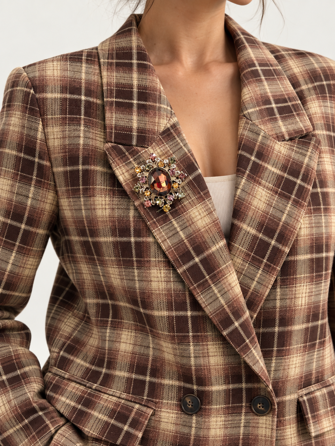 Tensione In – Tailleur a quadri con pantaloncino e gioiello - dettaglio