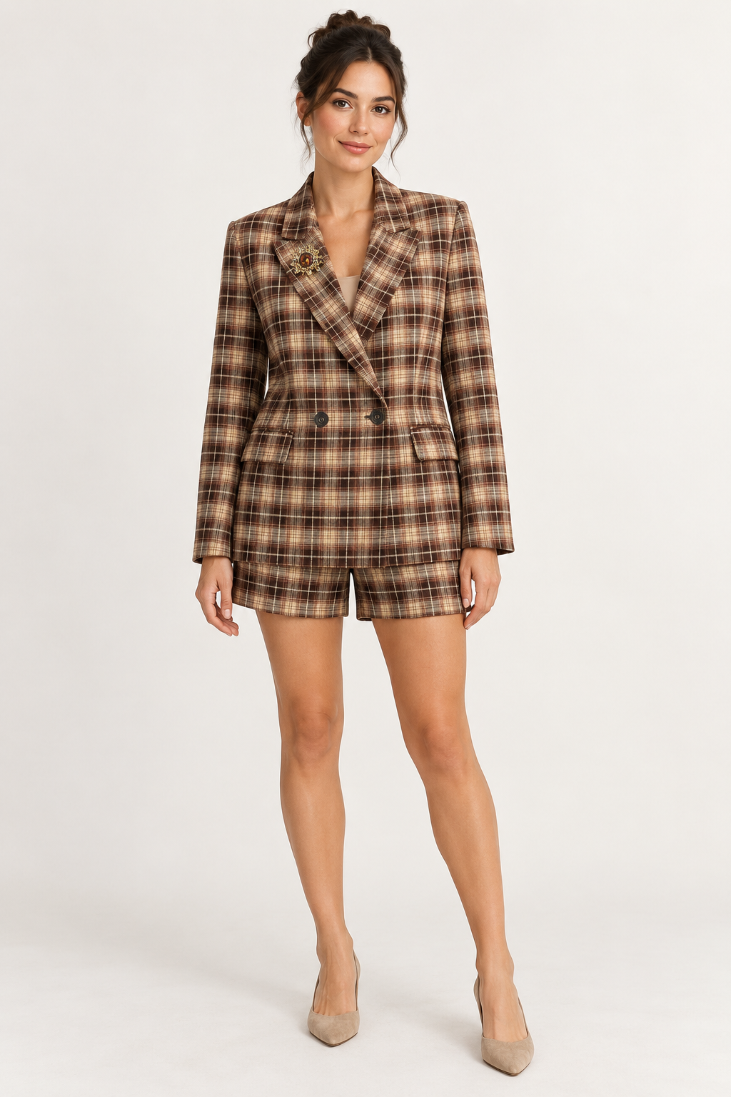 Tensione In – Tailleur a quadri con pantaloncino e gioiello - fronte