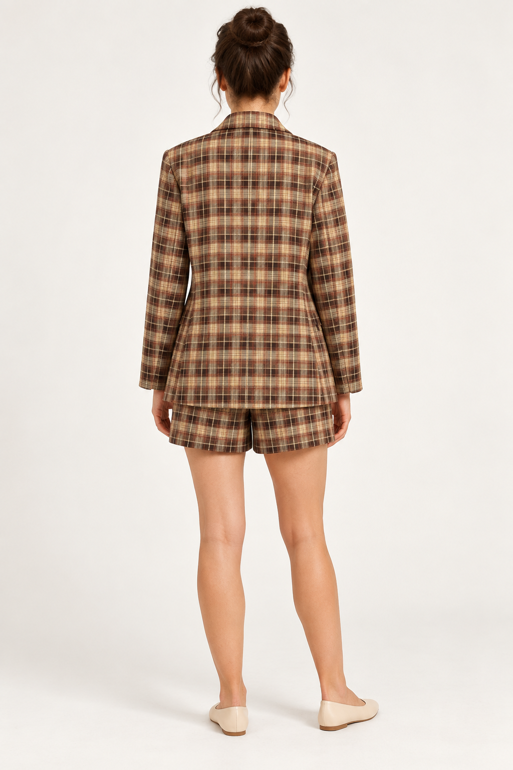 Tensione In – Tailleur a quadri con pantaloncino e gioiello - retro