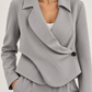 Meimeij – Tailleur grigio con giacca asimmetrica - dettaglio
