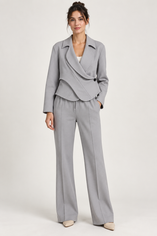 Meimeij – Tailleur grigio con giacca asimmetrica - fronte