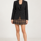 Tensione In – Tailleur con blazer nero e gonna a quadri - fronte