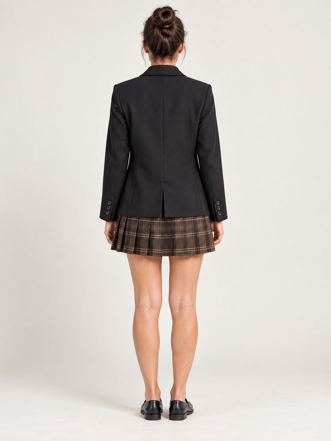 Tensione In – Tailleur con blazer nero e gonna a quadri - retro